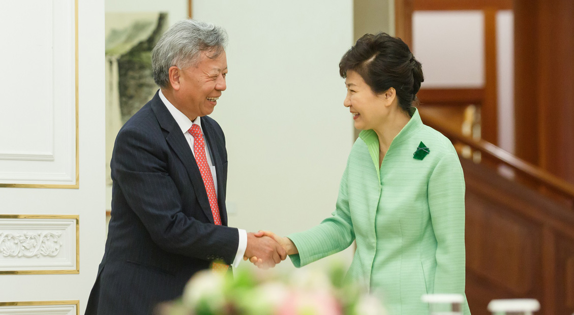 President-designate Jin meets President Park of the Republic of Korea